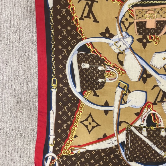 Good condition small stains in one corner of the scarf - Picture 10 of 16